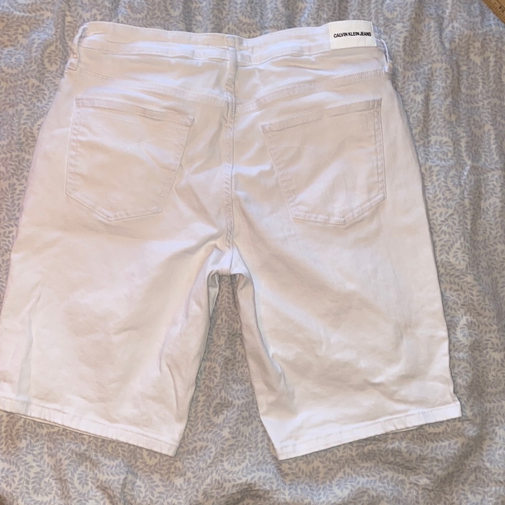 Calvin Klein Women’s White Bermuda length shorts. Size 14. Like New. - Picture 2 of 8